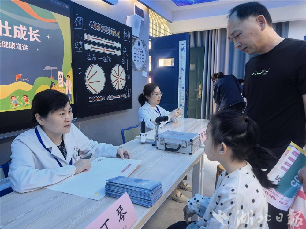 湖北日报：全省首次“五健”行动进校园，25位三甲专家“摆摊”问诊